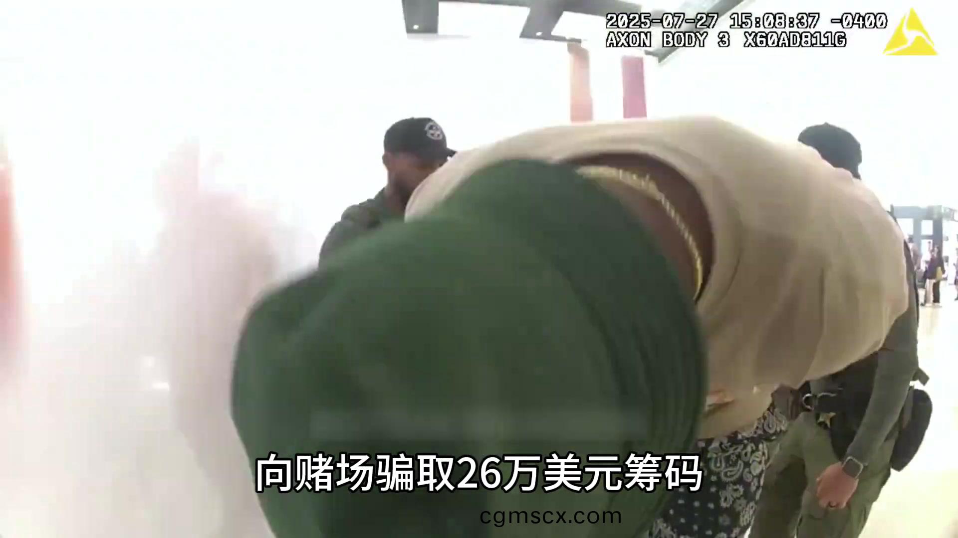 小(xiao)莫裏斯被捕現(xian)場畫麵(mian)曝(pu)光(guang)：爲防(fang)萬(wan)一(yi) 警(jing)員(yuan)給他(ta)戴(dai)2副手(shou)銬+1副(fu)腳(jiao)銬